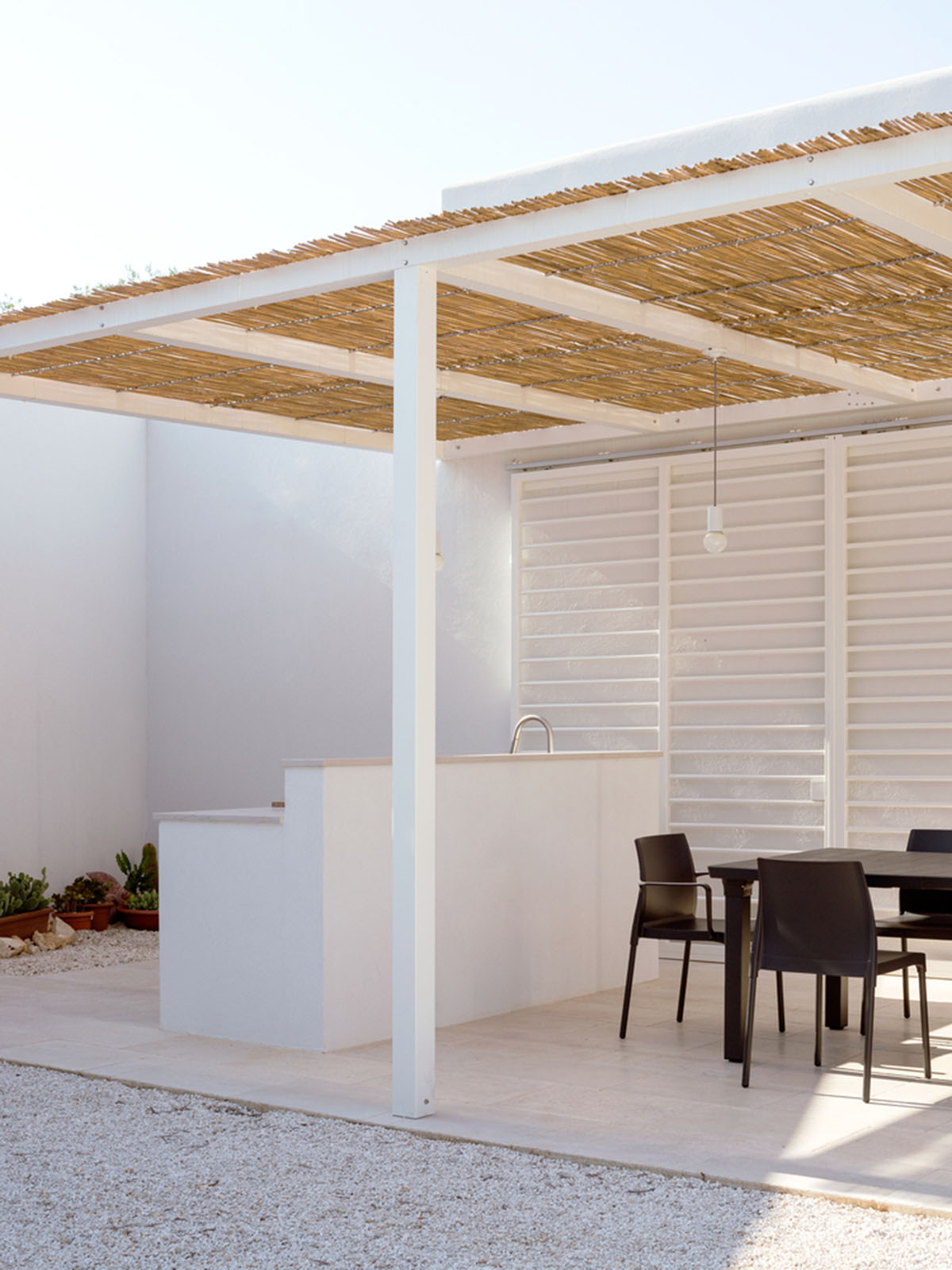 Noname Studio designs townhouse with all-white abstract sculpted volumes among olive trees