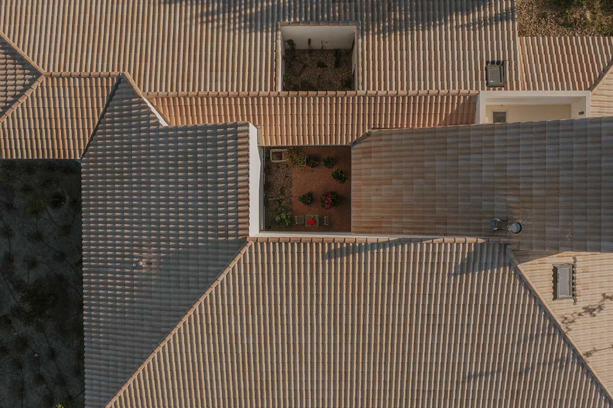 This house interacts with light and space, dimming to create a harmonious architectural experience