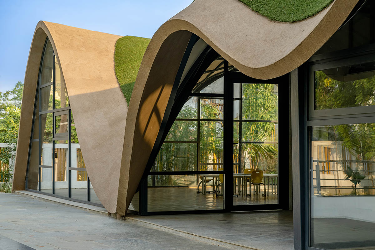 Undulating roof covers Cocoon School for unobstructed space in India 