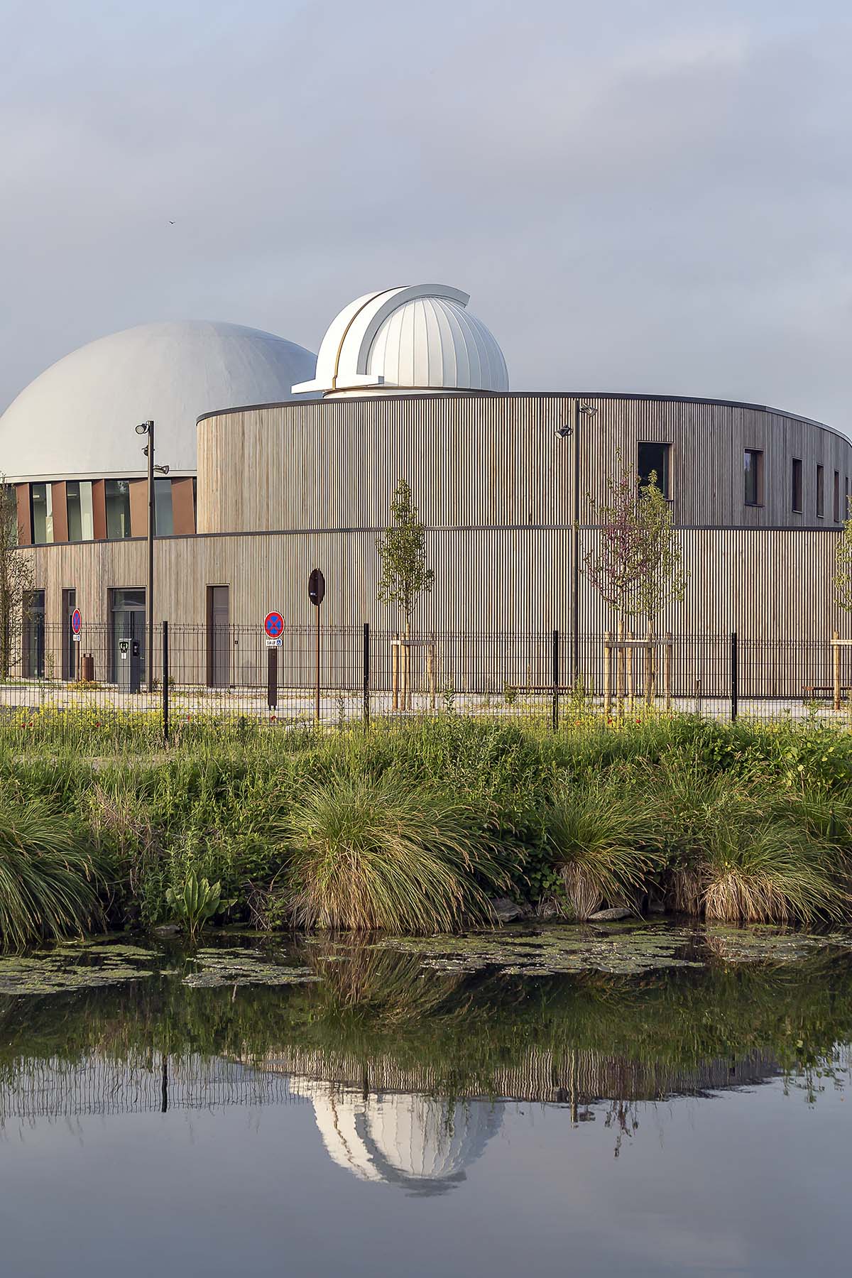 Snøhetta completes elliptical planetarium and observatory in northern France