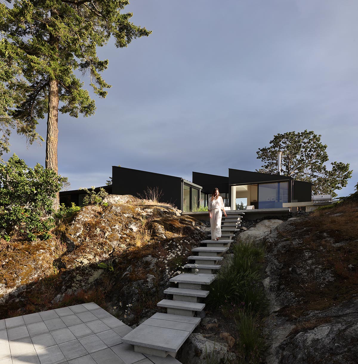 Splyce Design built a single-family home choreographed by a colonnade-lined entrance 