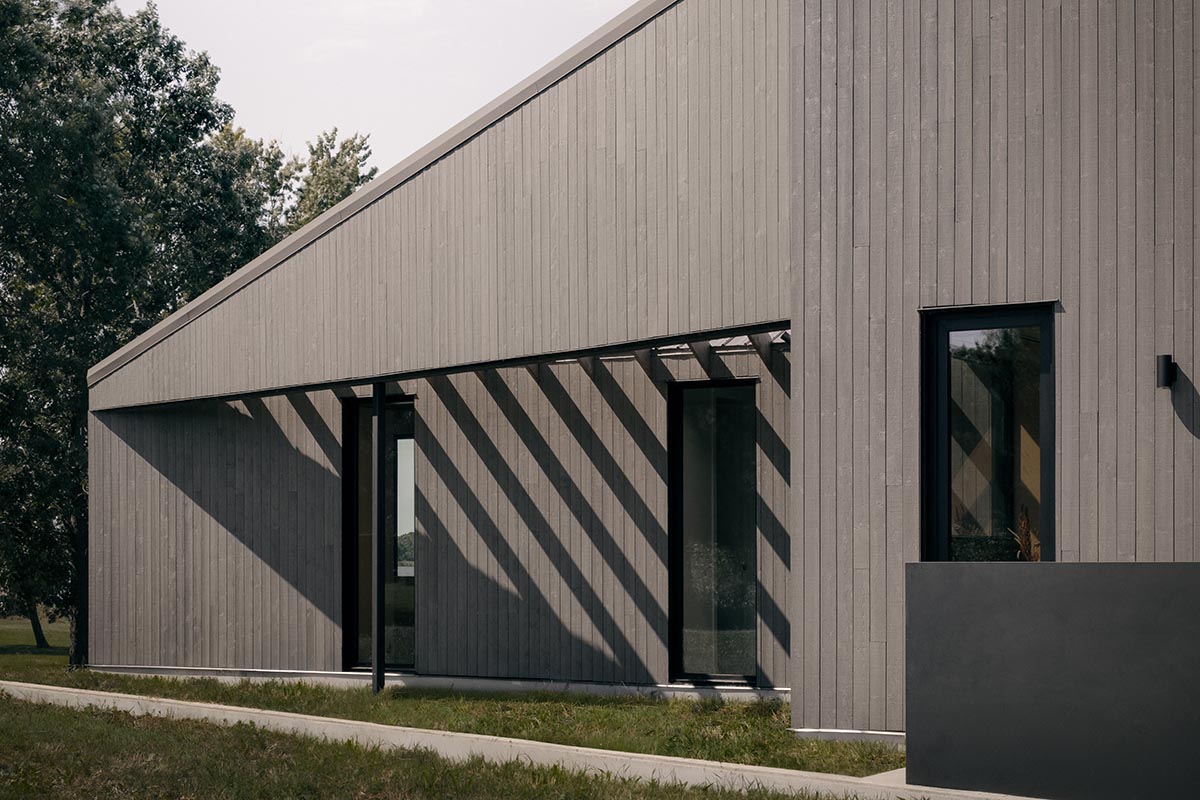 South Bay House portrays its mesmerizing surroundings with spacious windows in Ontario