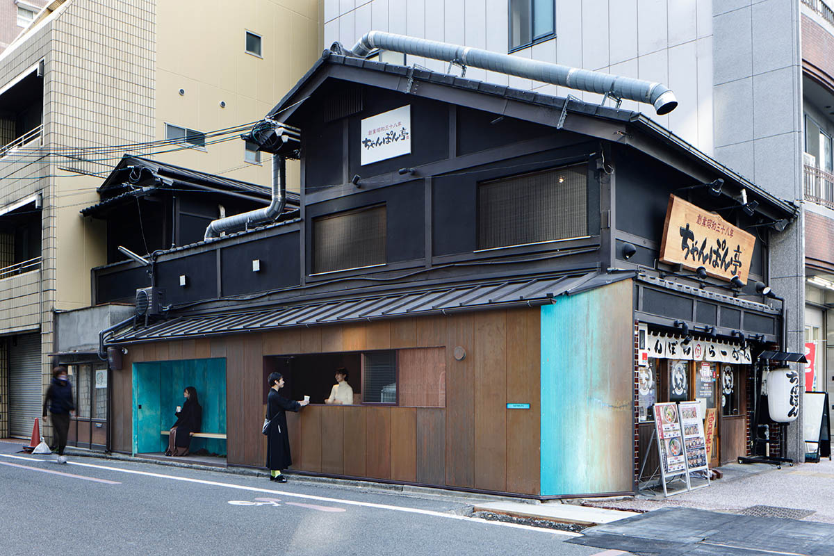 The one-meter-deep cafe invites customers with its patina color on its facade in Kyoto