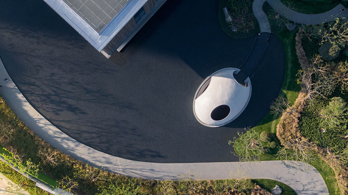   A thin-shell pavilion inspired by the bionic weaving appearance of birds' nests sits on a pool 