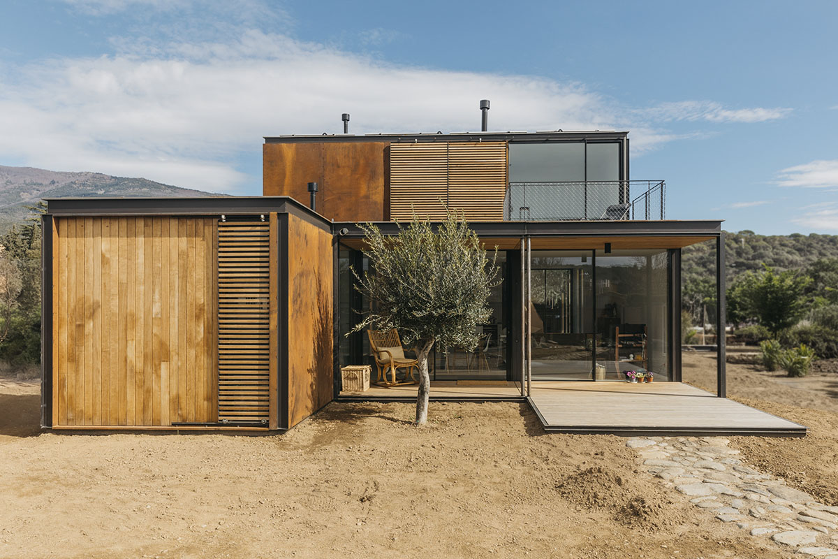  delaVegaCanolasso completes corten steel house in Barcelona 