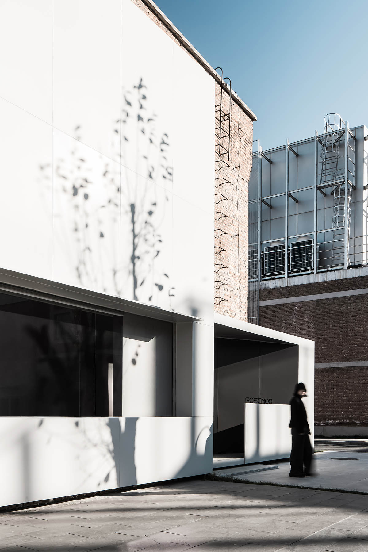 Cun Design completes ROSEMOO Headquarters Office with white linear volume in Beijing