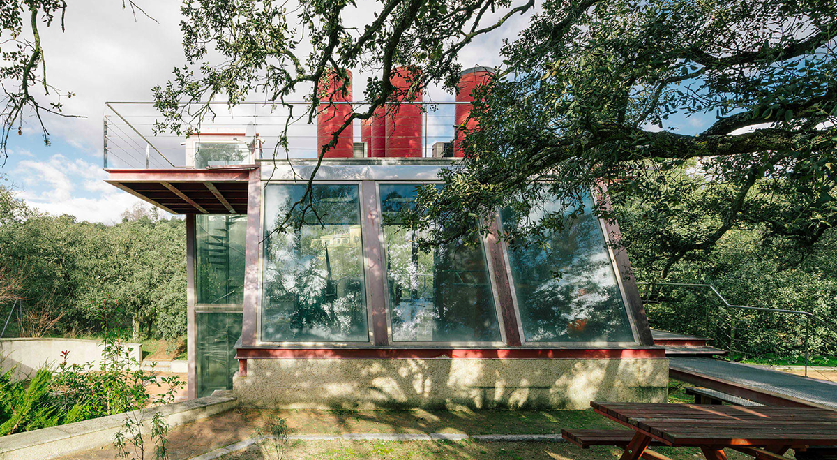 Penelas Architects completes fully-glassed facade pavilion in Spanish forest