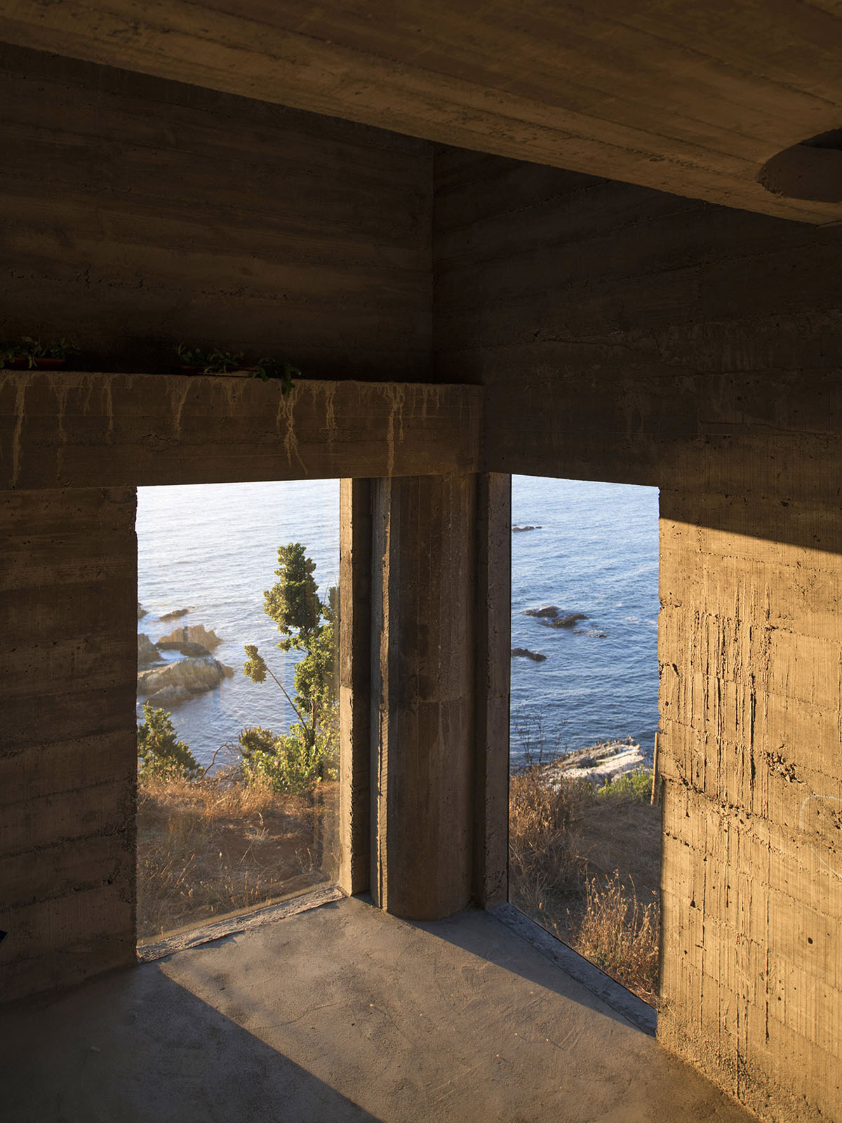 Pezo von Ellrichshausen anchors this concrete block to a cliff of Chile's Coliumo Peninsula