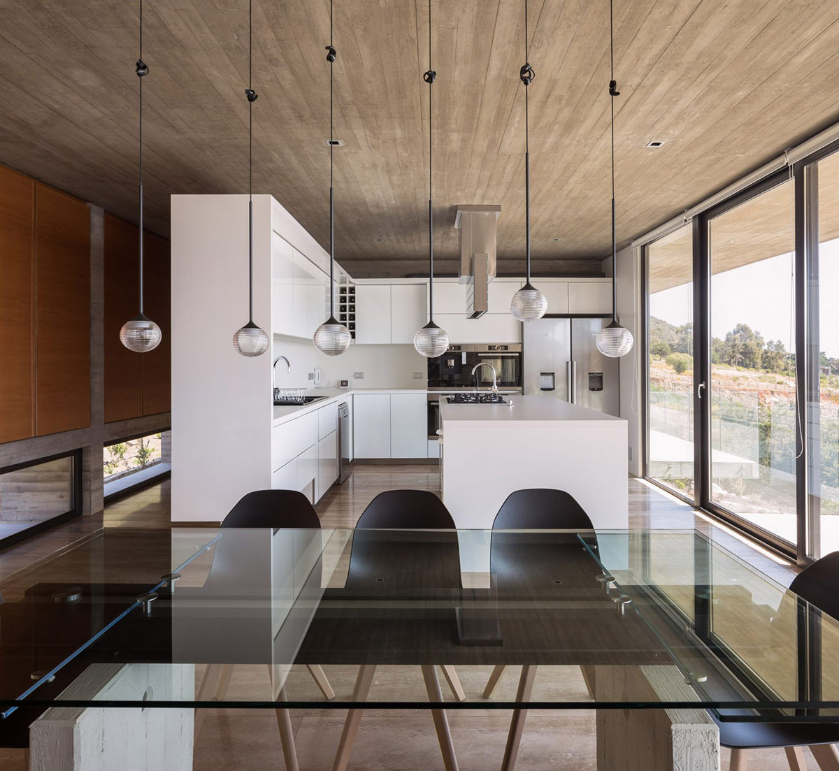 Felipe Assadi Arquitectos completes elongated house with protruding volumes in Chilean landscape