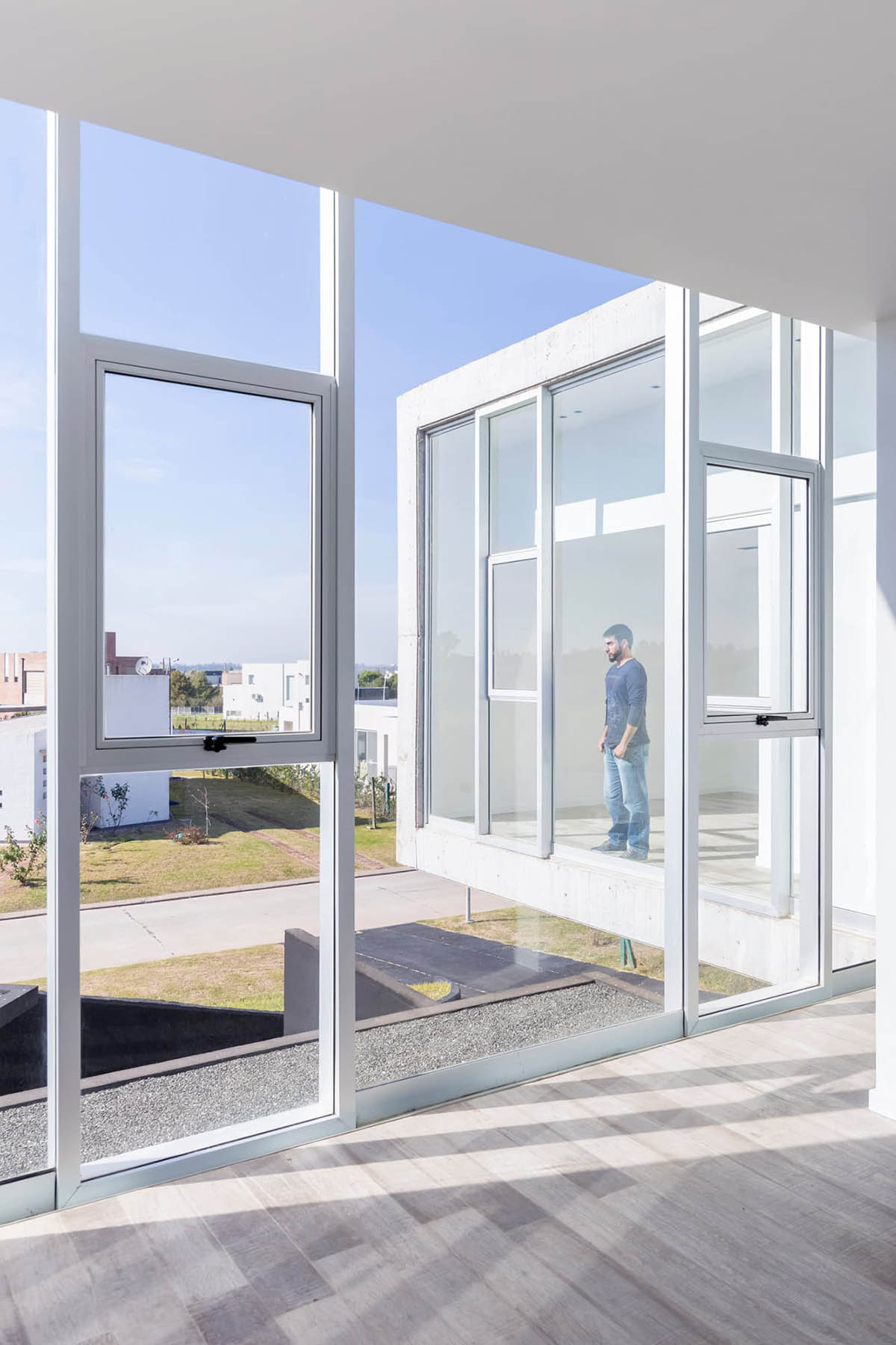 Brigati Polak Arquitectos completes Argentinian residence as detached from the existing slope