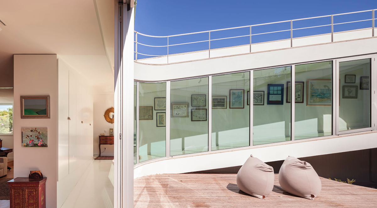 Antonio Costa Lima designs continuous inner gallery in Portugese house to overcome windowless fa&ccedil;ade