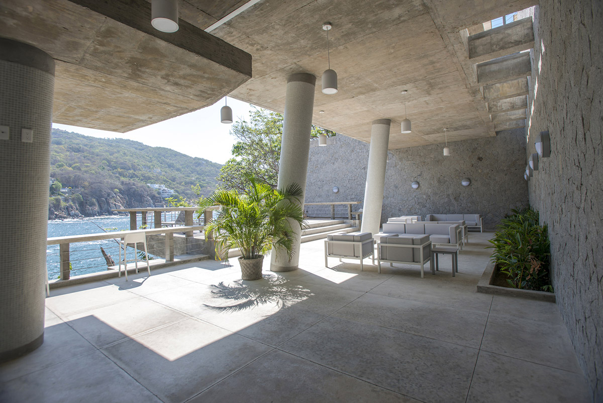 This multi-platformed sea club perfectly sits on a rocky shore of Pacific Ocean in Acapulco