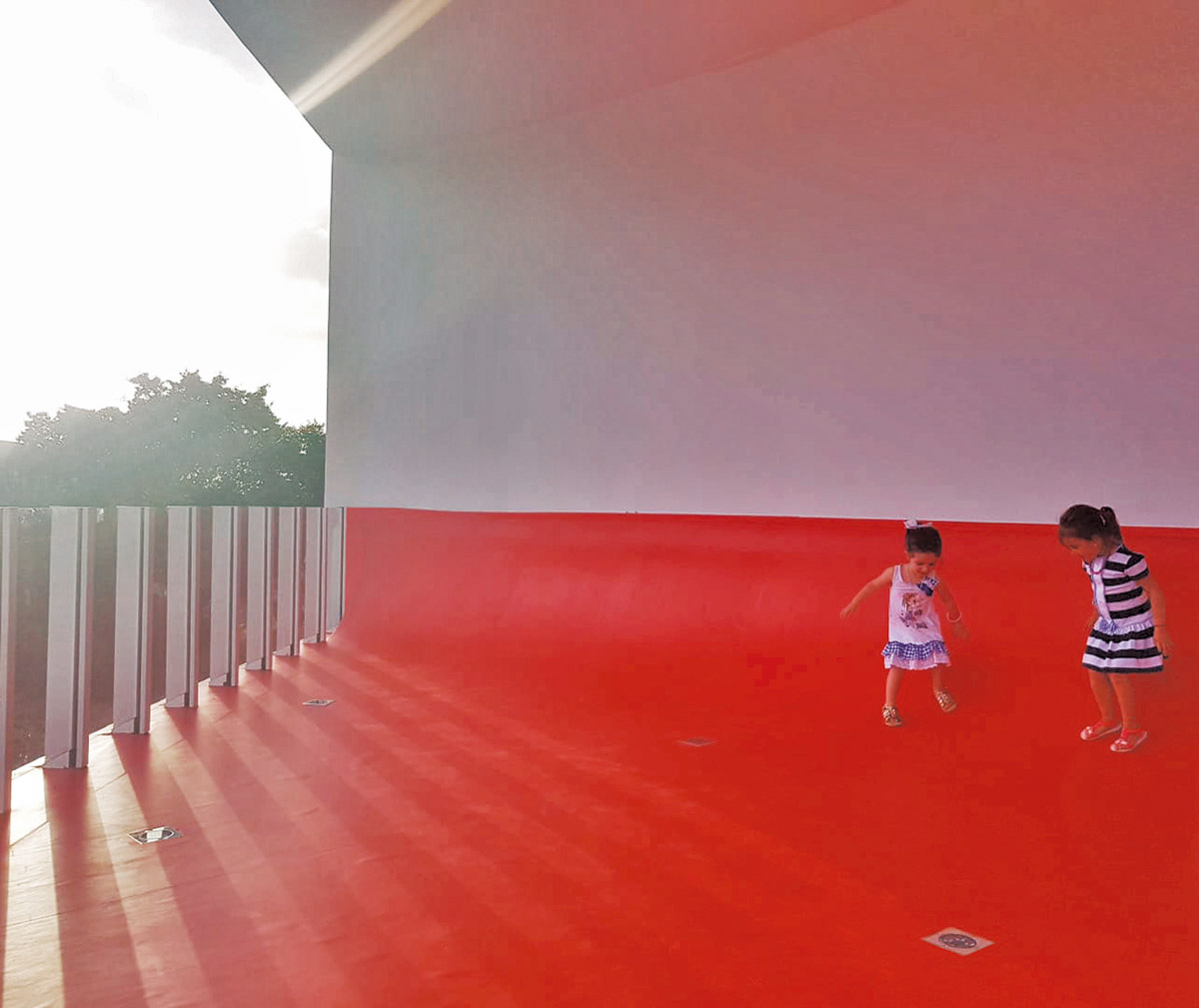 Carquero Arquitectura completes fully pink colored municipal toy library in Granada