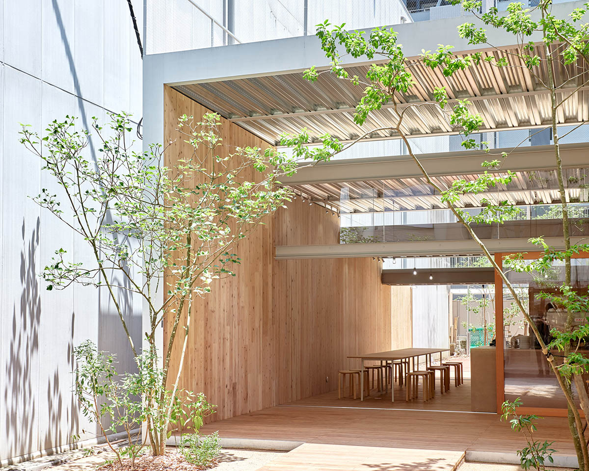 Yabashi Architects built this stepped and simple wooden boxed-cafe in a narrow site in Kyushu