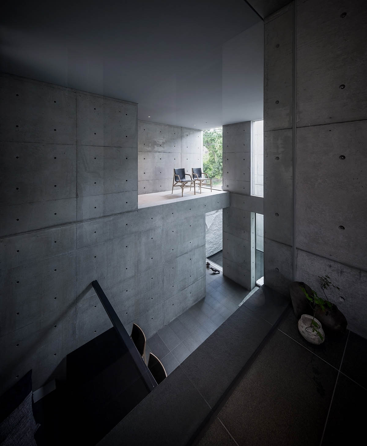Gosize combines its office and residence on a natural stone base in Japan