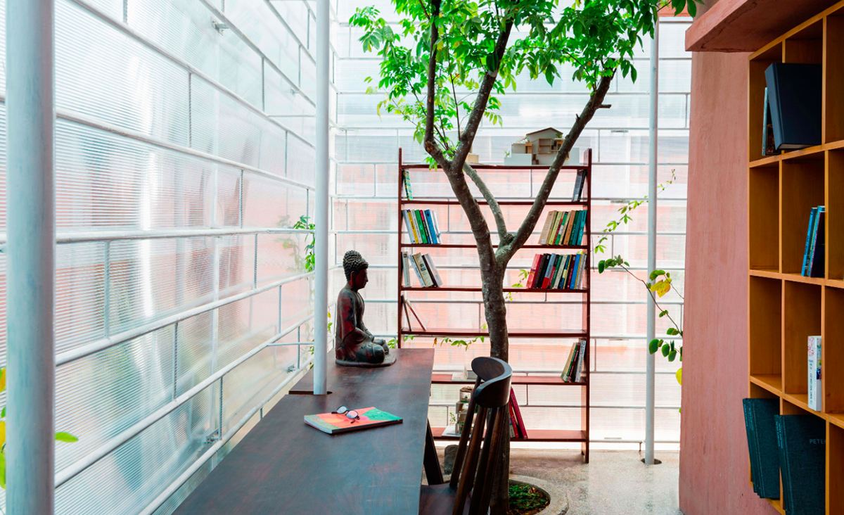 Atelier.tho.A renovated an unused house with translucent skin in Vietnam