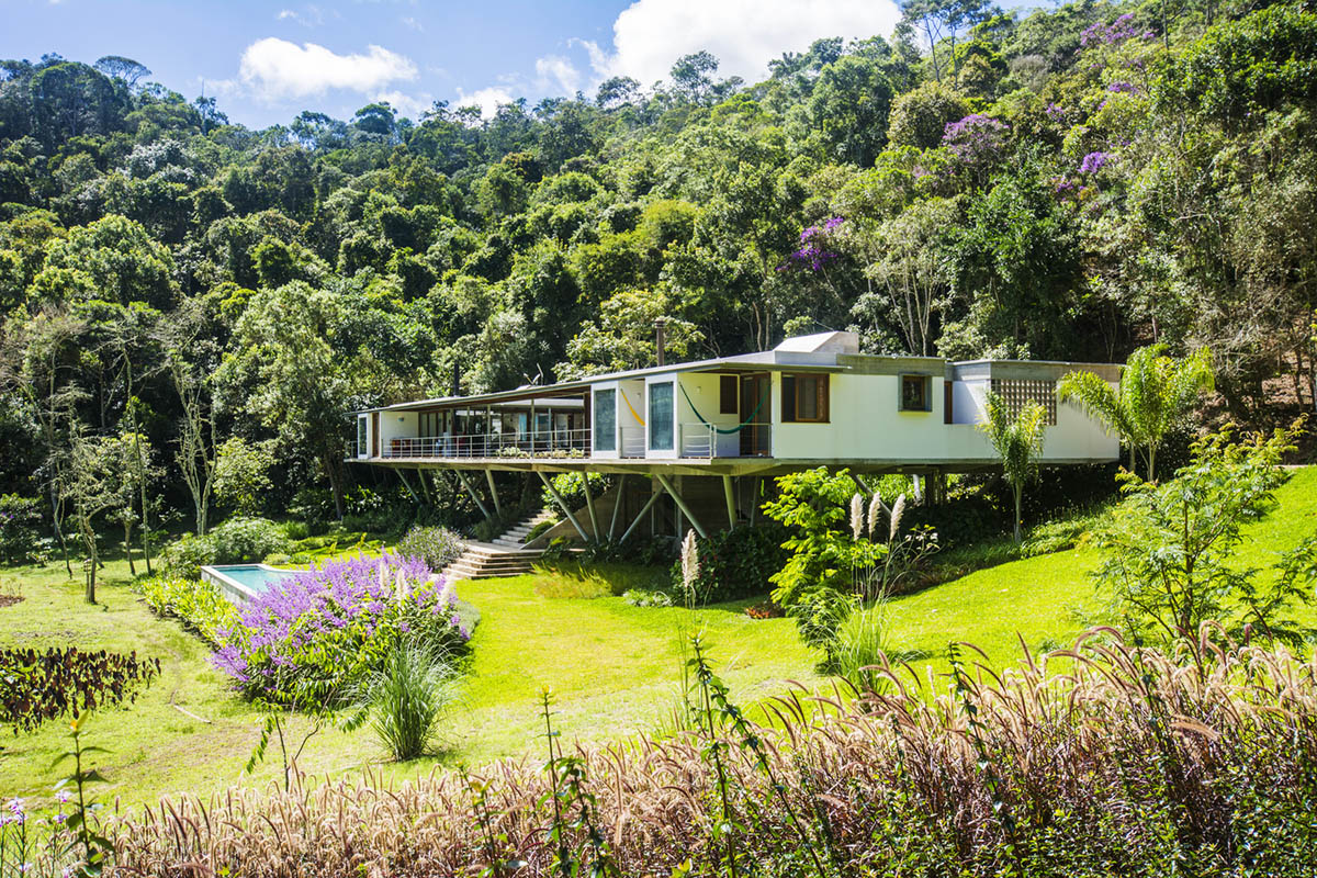 Only eight points support this linear spaceship-looking volume in the hills of Rio de Janeiro