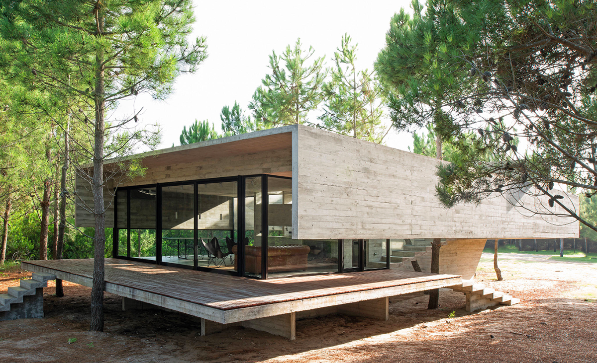 Partially open S+J family house by Luciano Kruk placed in the pine forest of Costa Esmeralda