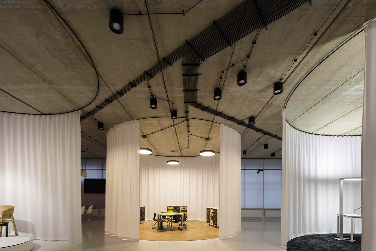 Architects use more than 900 black plastic seats for a gallery to create easily remembered building