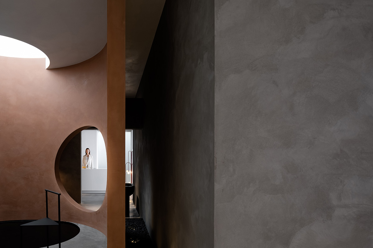 JG Phoenix creates paint-like interiors harmonized with geometric cut-outs for showroom in China