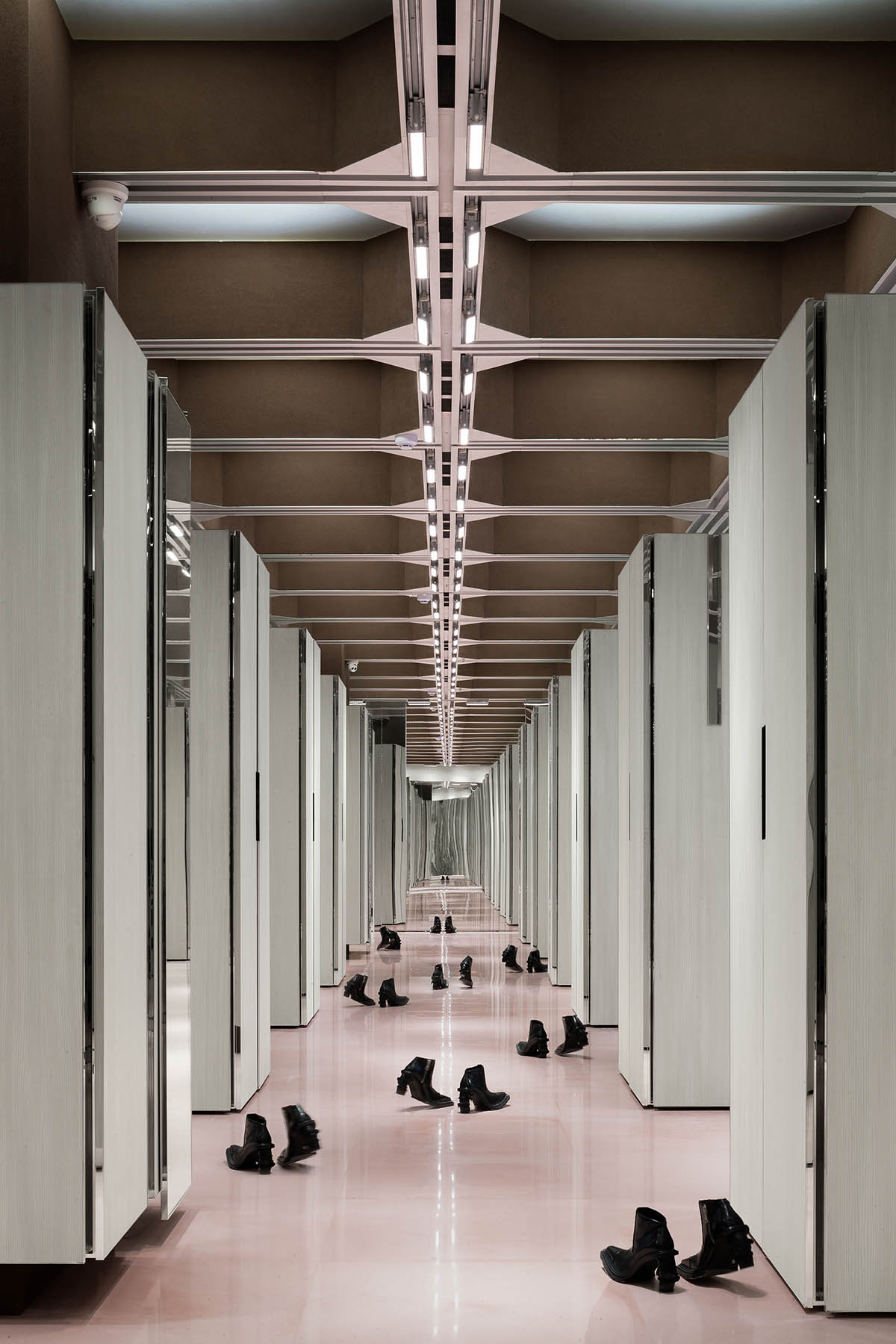 Interiors of boutique feature changeable structural systems generating different catwalk routes