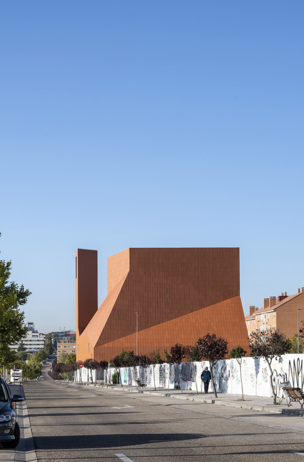 Ramón Fernández-Alonso built church complex with inclined surfaces dressed by warm colors in Madrid