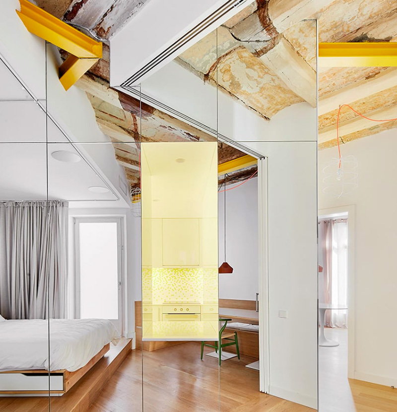 Miel Arquitectos creates chimeric interior by using mirrored cubes in Spanish apartment