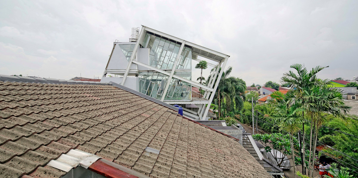 CG Loft House pretending seemingly to fall down acts as antithesis of classic Jakarta houses