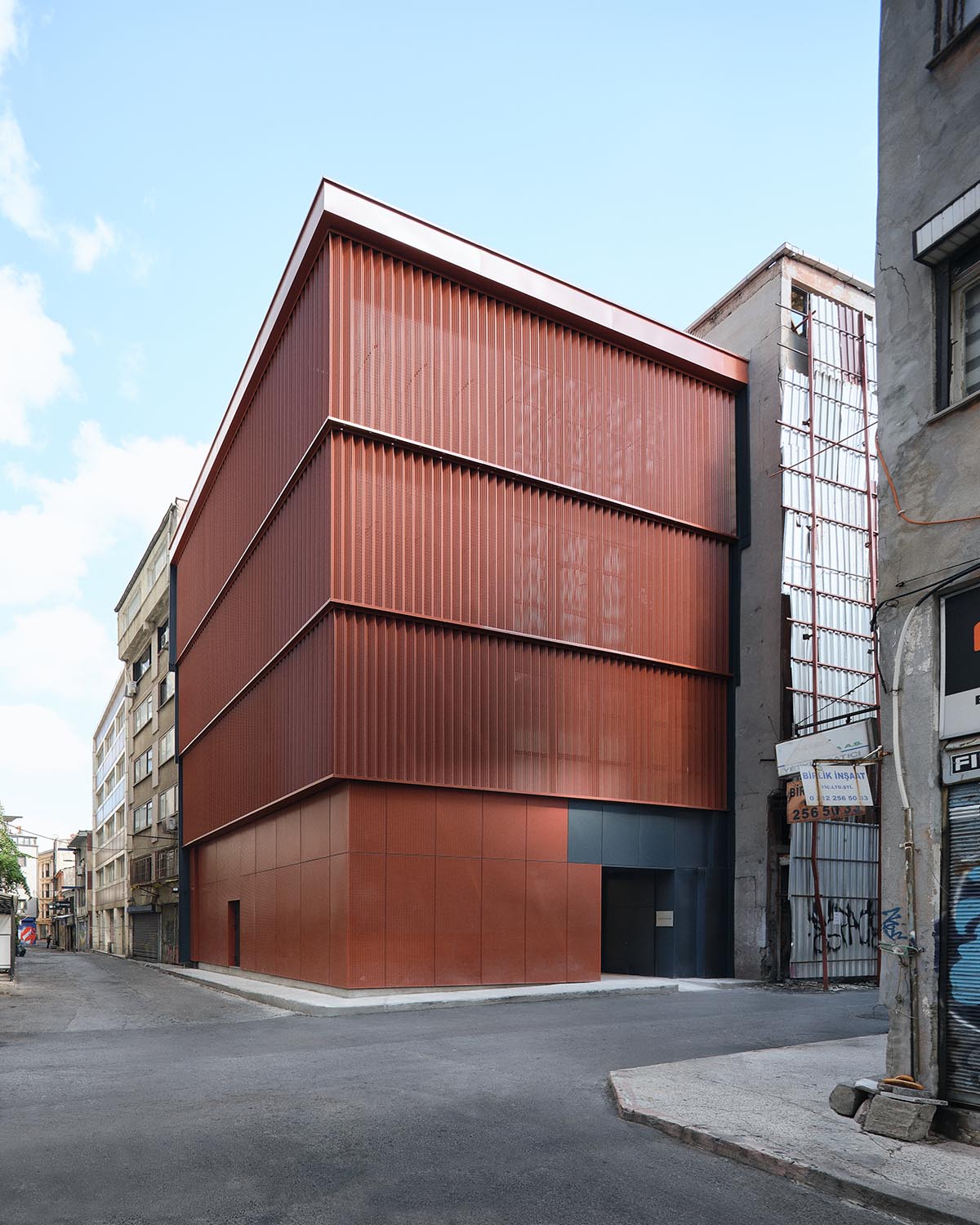 Nevzat Sayin wraps art gallery with a reddish brown façade in a historic district of Istanbul