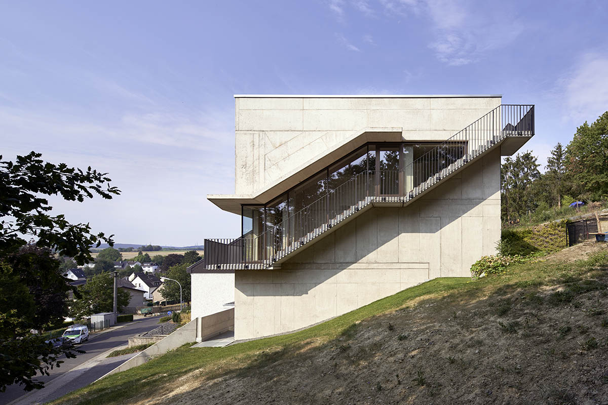 Studio Hertweck designs R&ouml;hrig House with continuous terrace towards the valley in Germany