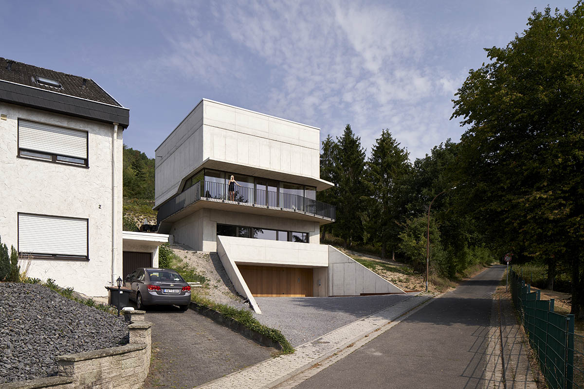 Studio Hertweck designs R&ouml;hrig House with continuous terrace towards the valley in Germany