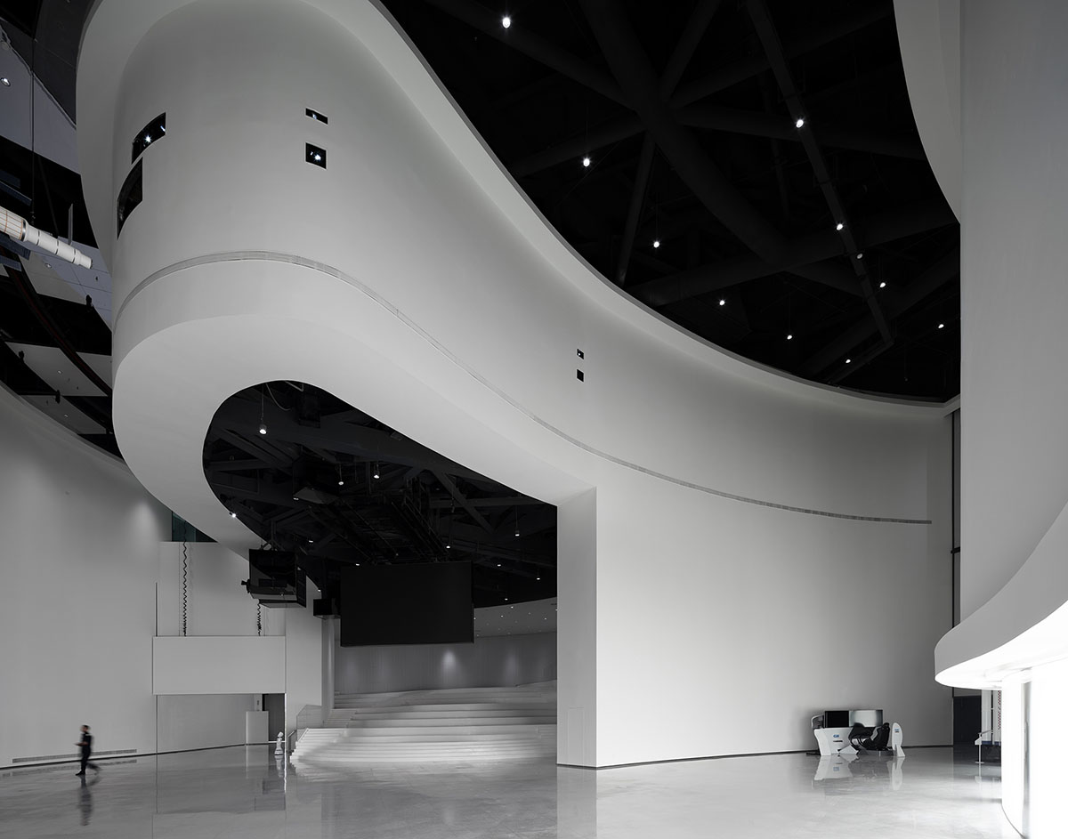 Three curved walls intersect each other to create exhibition center by Tanghua Architects 
