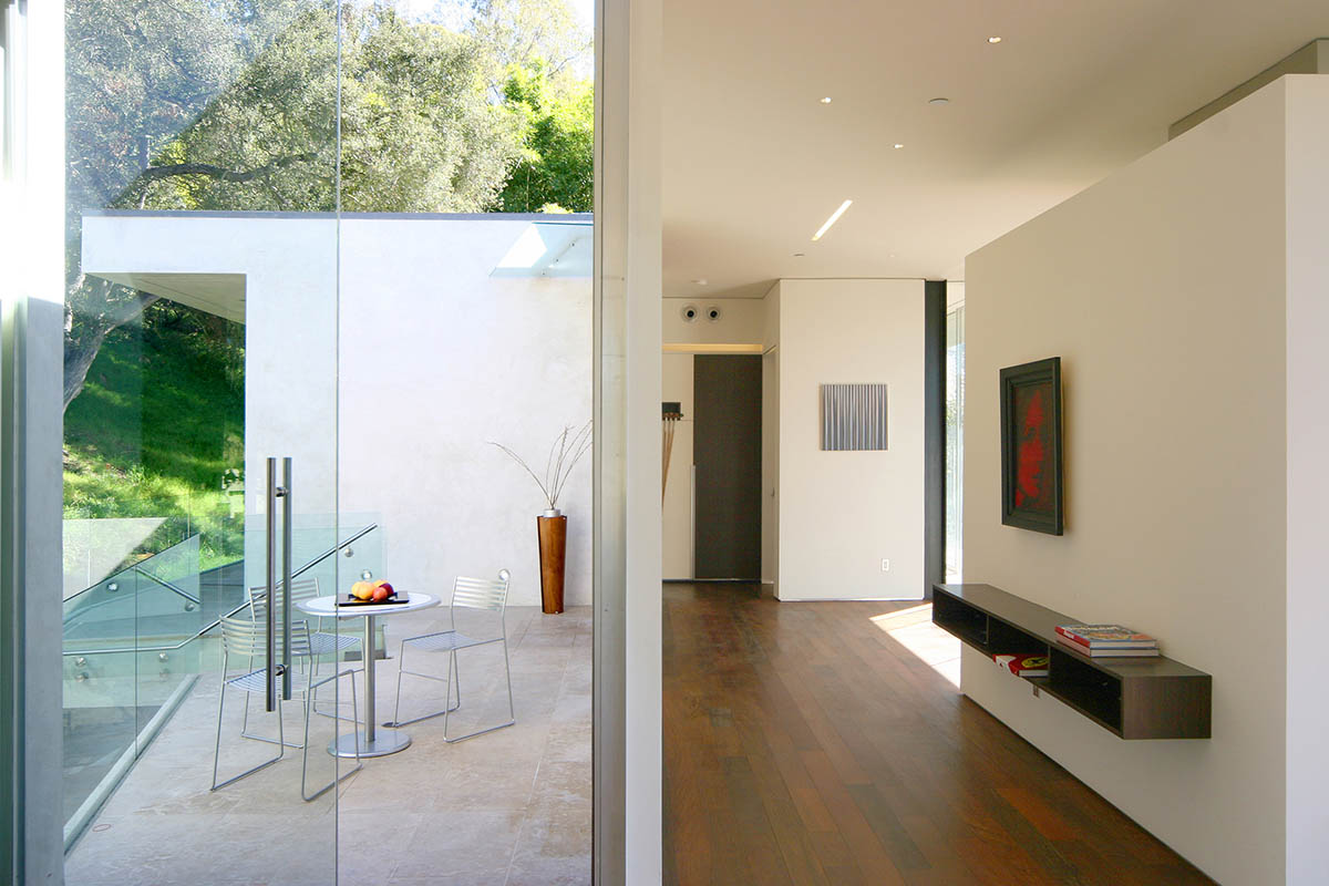 Heusch Inc. completes Oak Pass Residence addition raised on steel columns in Beverly Hills