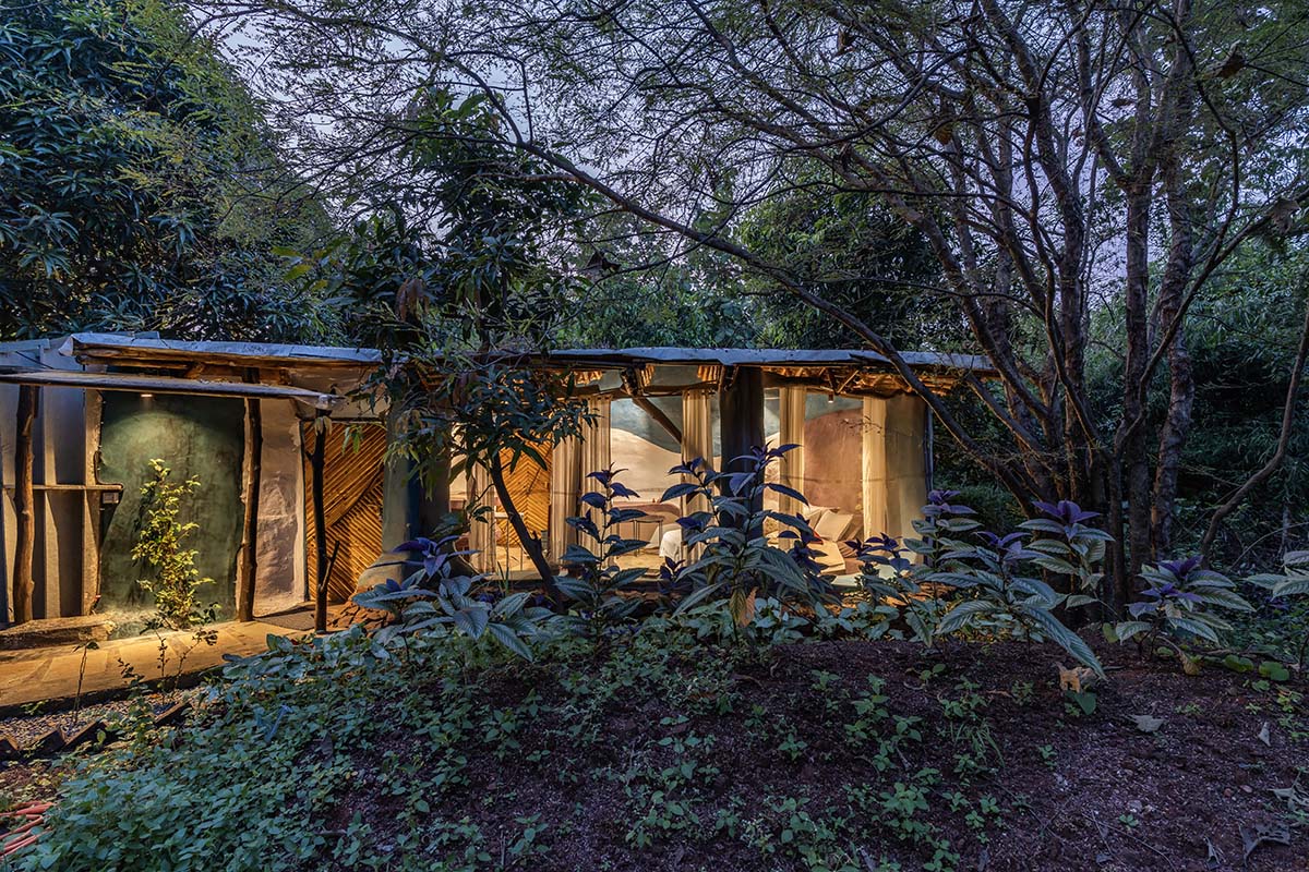 Blurring Boundaries built biophilic farmhouse made of organic and curved walls near Mumbai
