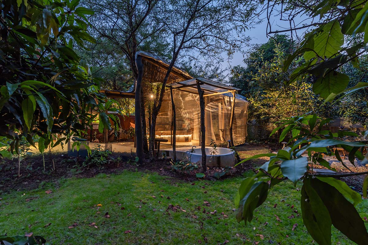 Blurring Boundaries built biophilic farmhouse made of organic and curved walls near Mumbai
