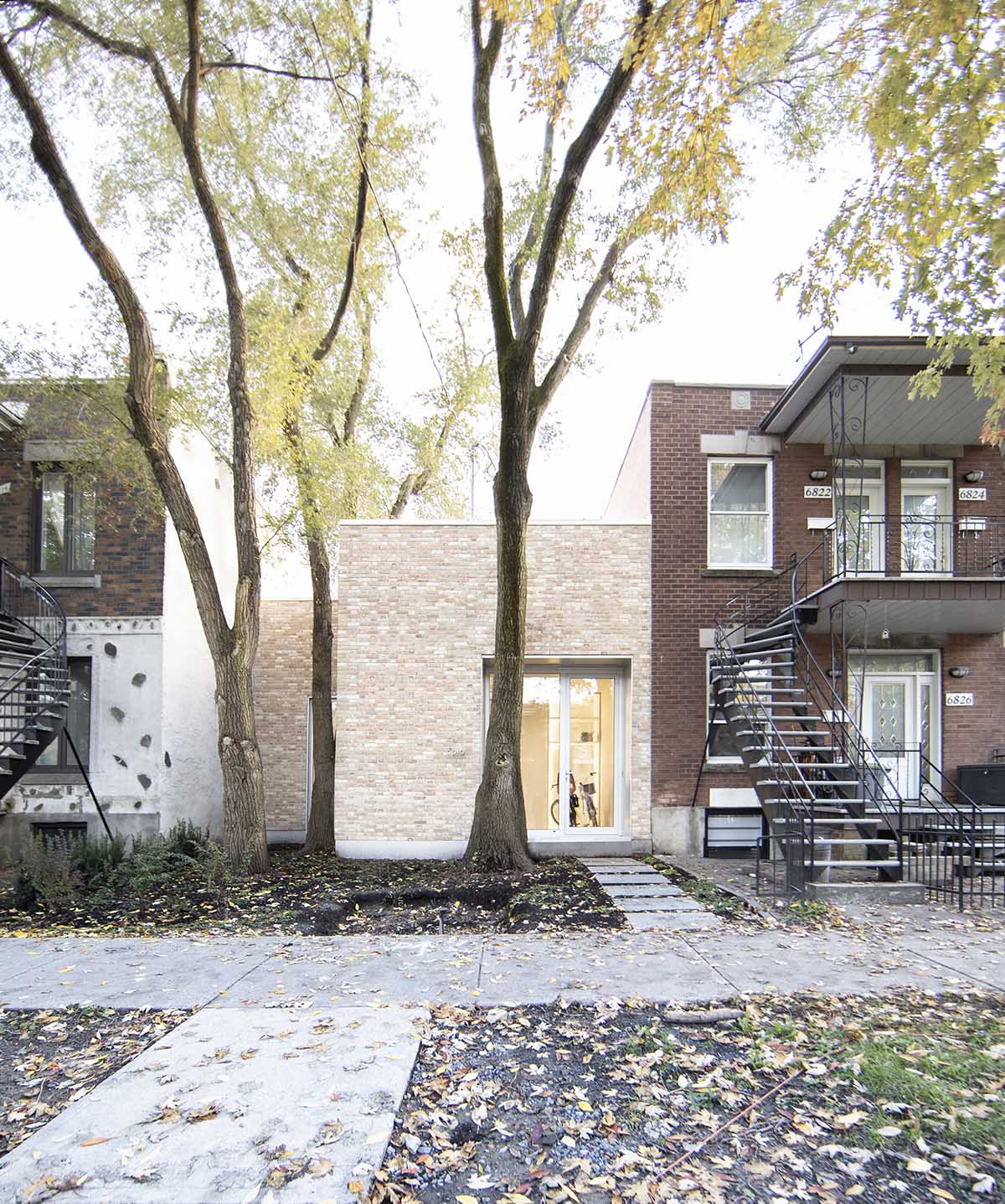 TBA adds curved and textured pale brick volume to Montreal’s heterogenous family neighborhood