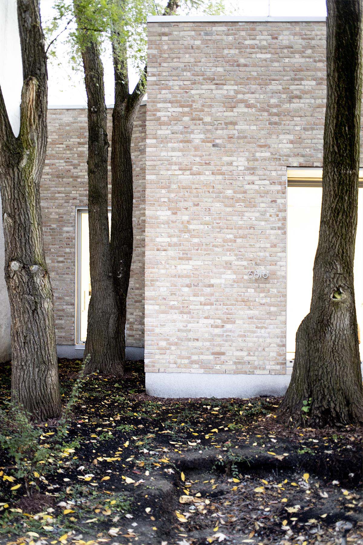 TBA adds curved and textured pale brick volume to Montreal’s heterogenous family neighborhood