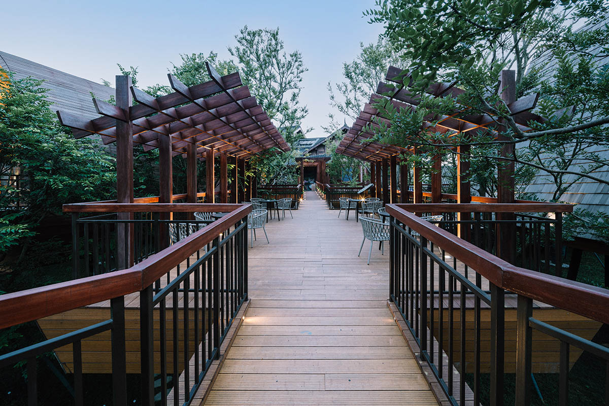13 hotel cabins by aoe are plugged in trestle bridge that allows minimum footprint among lush trees