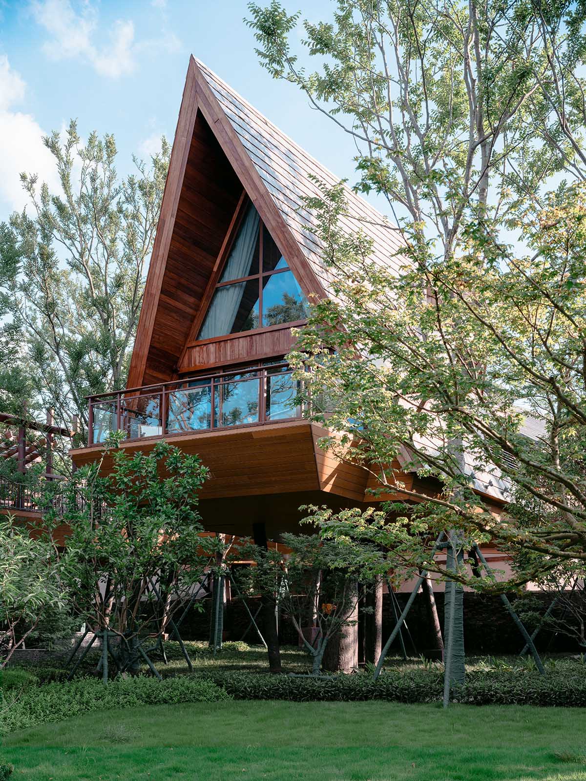 13 hotel cabins by aoe are plugged in trestle bridge that allows minimum footprint among lush trees