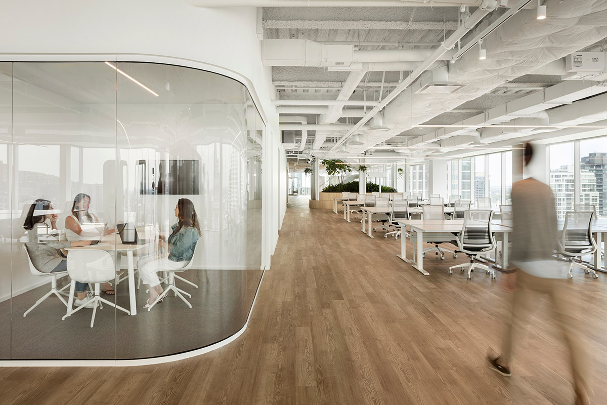 ISSADESIGN merges linear elements and curved working pods for interiors of Behavox in Montreal
