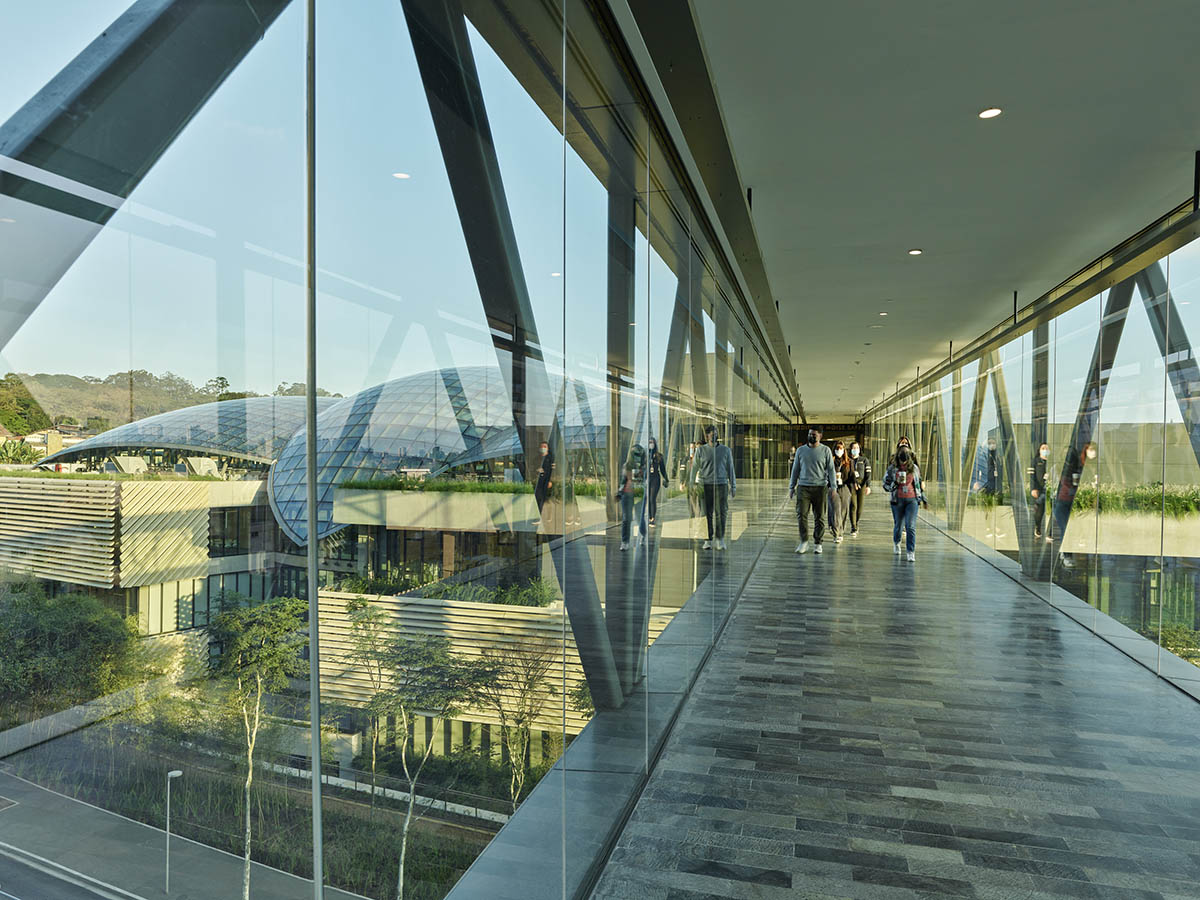 Safdie Architects создает гигантский городской оазис под сводчатой ​​стеклянной крышей для исследовательского и медицинского центра