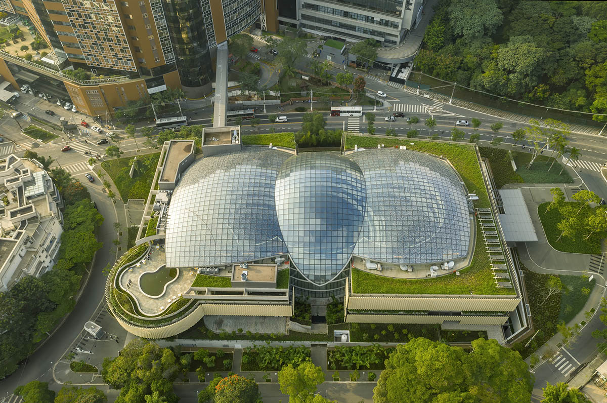 Safdie Architects creates giant urban oasis under vaulted glass roof for research and medical Center