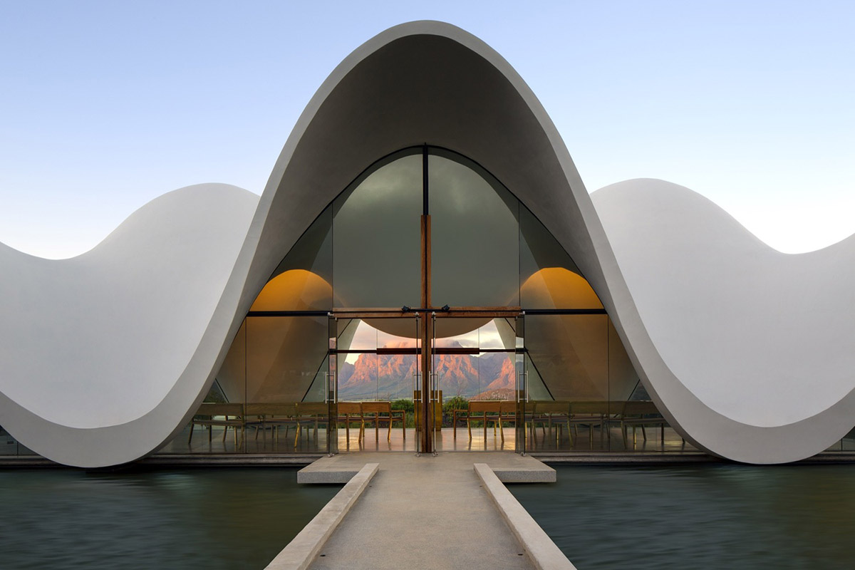 Steyn Studio’s Bosjes Chapel glides on Cape Town valley with its smooth undulating canopy