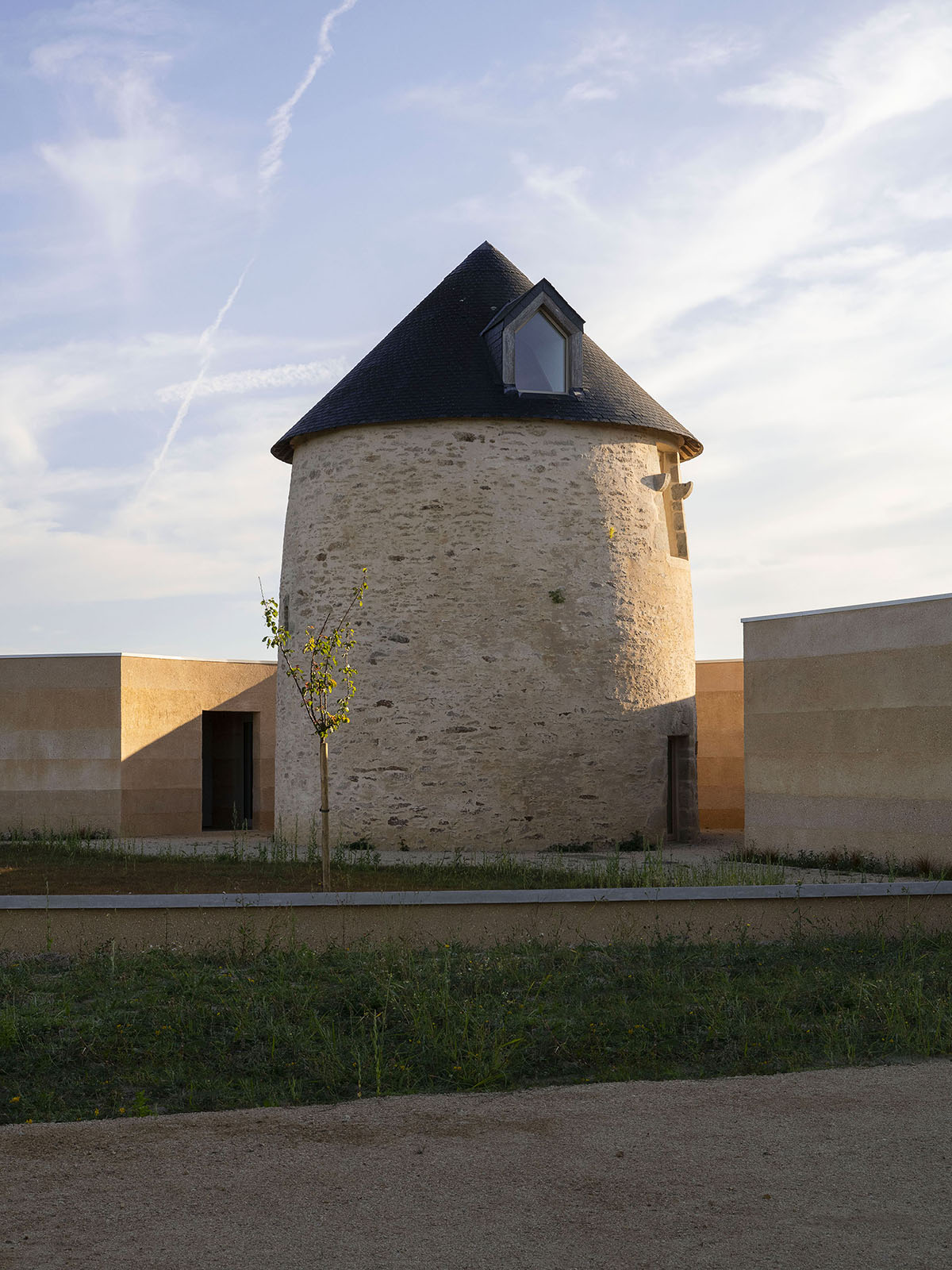 Carmen Maurice Architecture omhult een oude gerenoveerde molen met een wijnpakhuis in Sarzeau