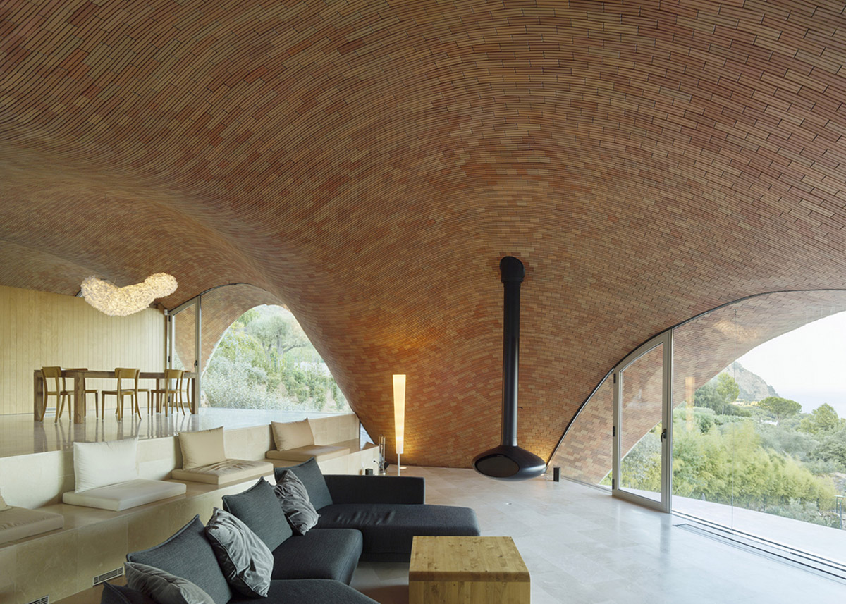 Enric Ruiz Geli reinterpreted Catalan vault with digital manufacturing for a villa in Spain