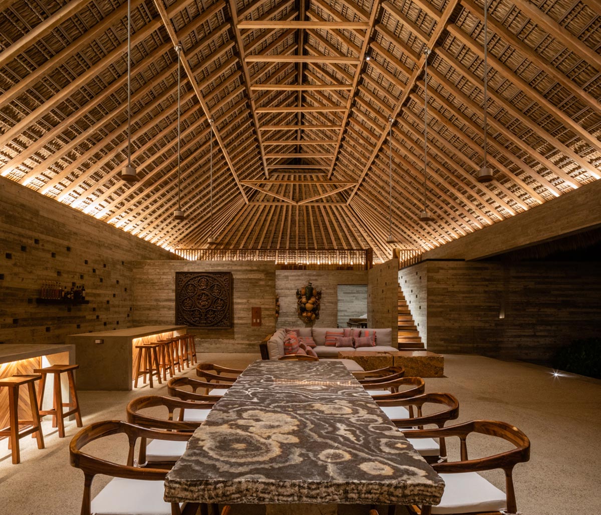 A system of parallel concrete walls forms Casa Cova with private passages designed by anonimous