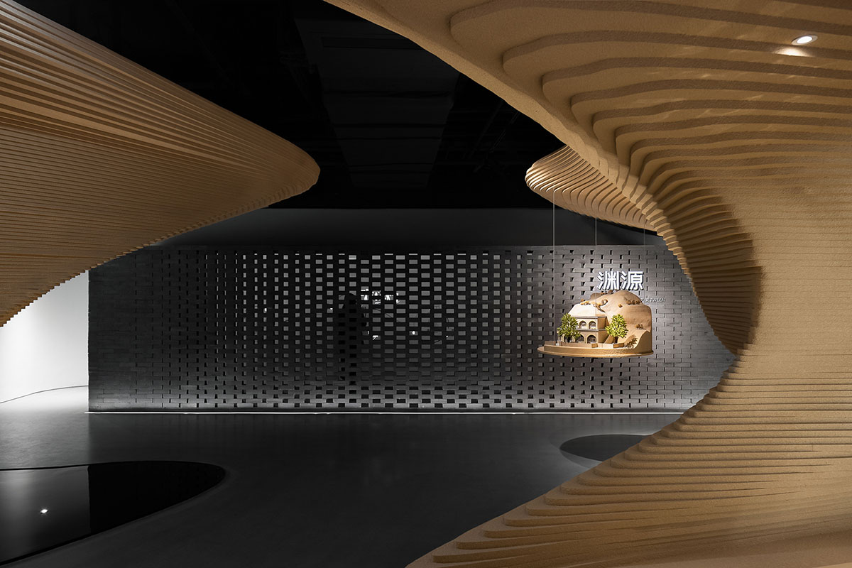 Giant free-form structure gives the feeling of 