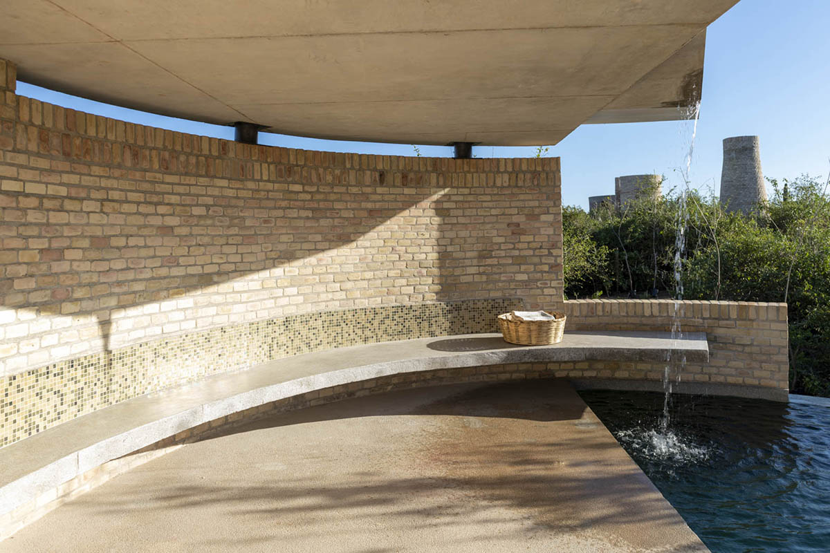 Taller de Arquitectura X / Alberto Kalach built sand-colored brick hotel within Mexican landscape
