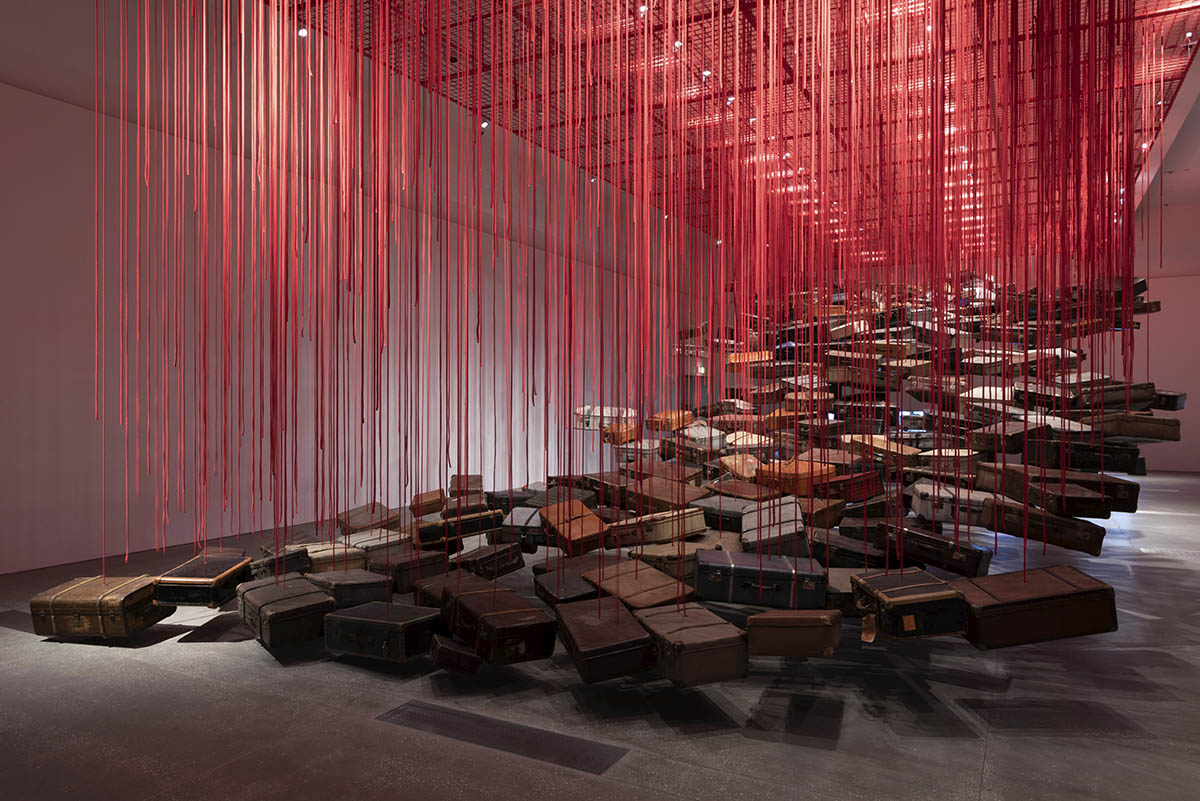 Artist Chiharu Shiota fills exhibition rooms of GOMA with intricately woven black and red threads 