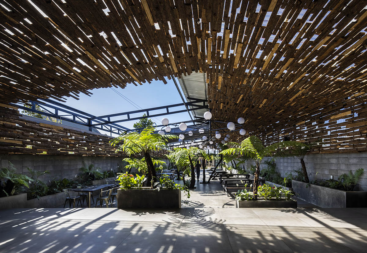 The Bloom brings thousands of woods together for the roof of Mix Restaurant in Vietnam 